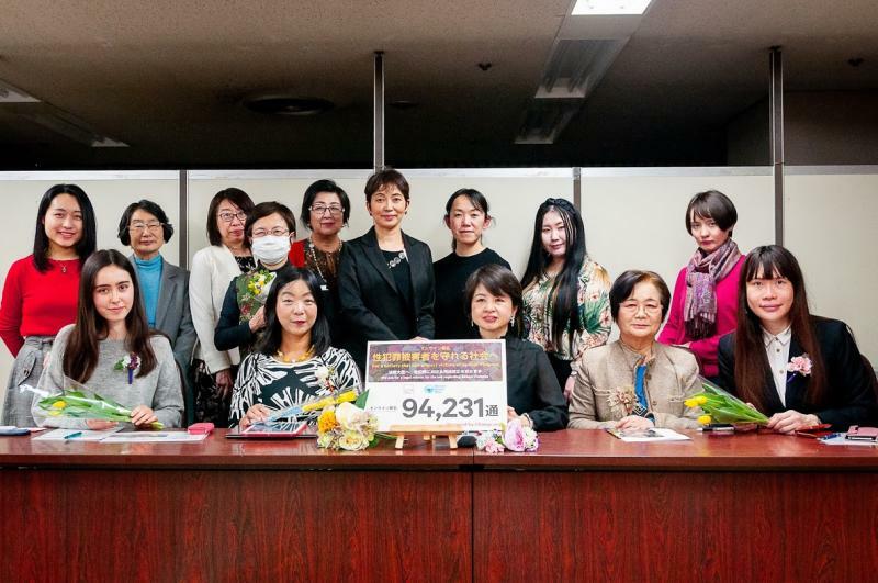 2020年3月、刑法改正を求める署名を森雅子法務大臣に提出。その後見直しの検討会が発足し、被害当事者である山本潤さん(写真着席の中央)がメンバーとなった。山本さんは法制審議会の委員も務めた。