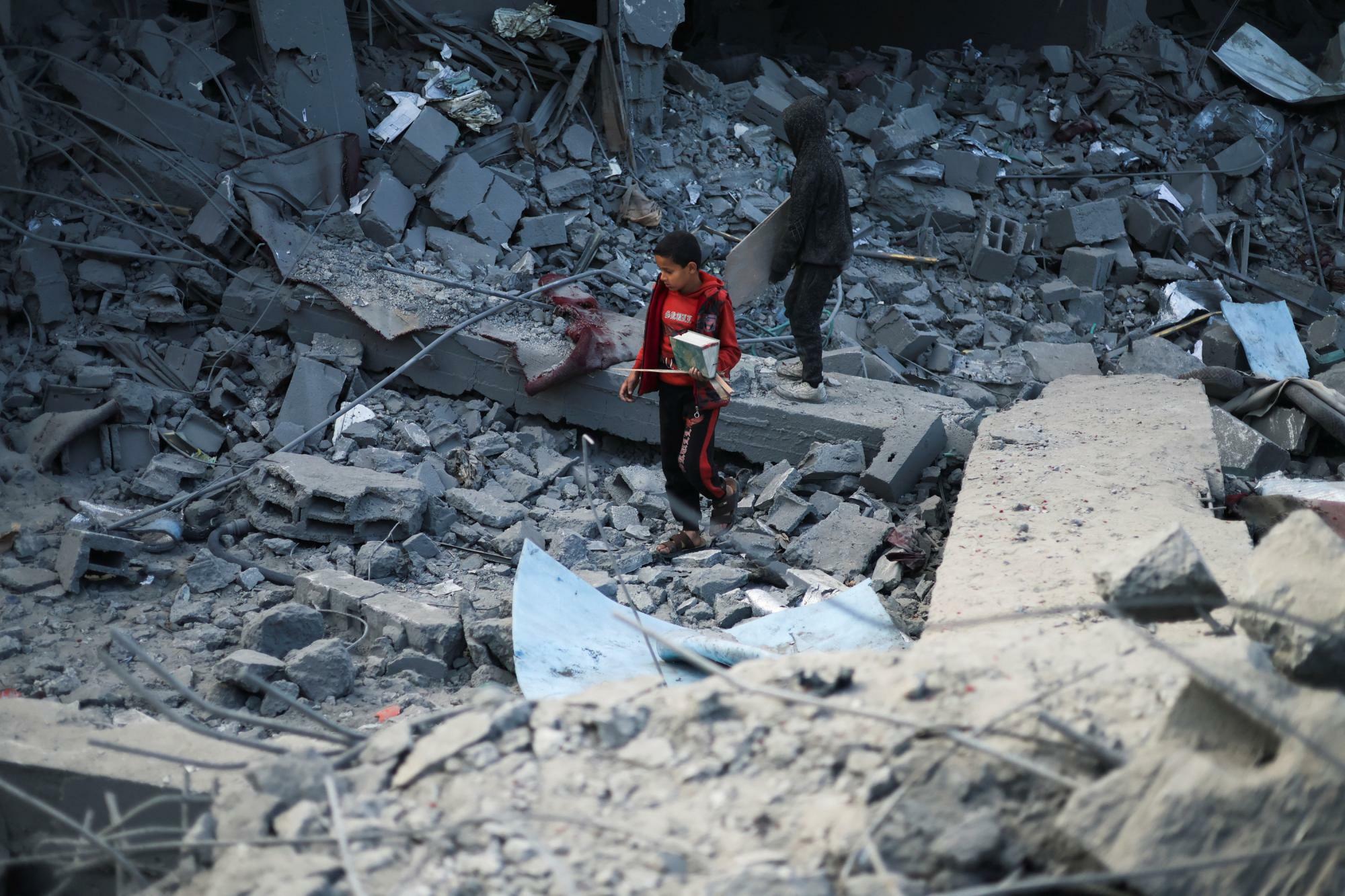 瓦礫の中のパレスチナの子ども