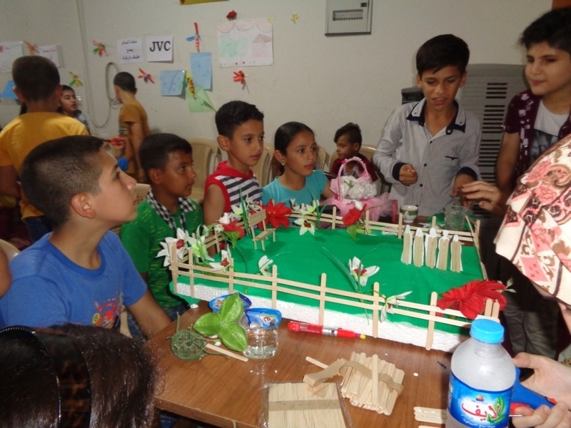 協力して庭の模型を作る子どもたち 提供：日本国際ボランティアセンター（JVC）/INSAN