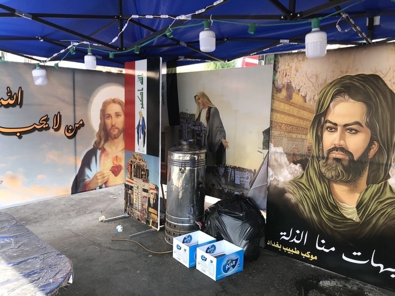 あるテントではキリスト、マリア、イスラム教シーア派で正統な後継者とされるイマーム・アリーの絵が並んでいた 筆者撮影