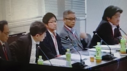 議論の風景（左から3人目が筆者、インターネット中継の画像を構想日本スタッフが撮影）