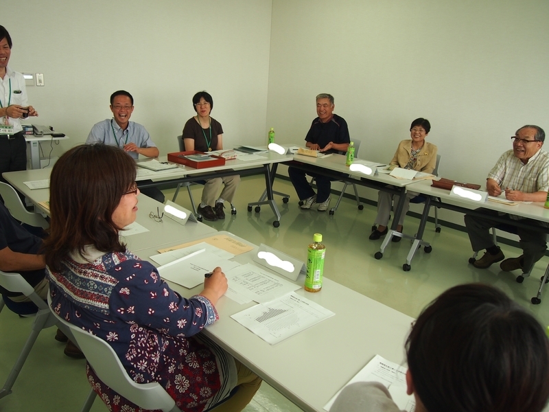 「百眼百考会議」は抽選で当たった住民が、4つの班に分かれて議論。構想日本スタッフ撮影