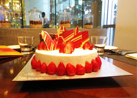 インドの高級ホテルで販売されているミガキイチゴケーキ