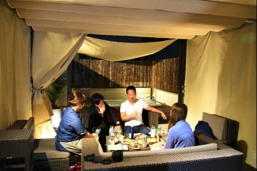 赤坂のラグジュアリーテラス「COLORS」にて。夜風に吹かれて食事も酒も進む