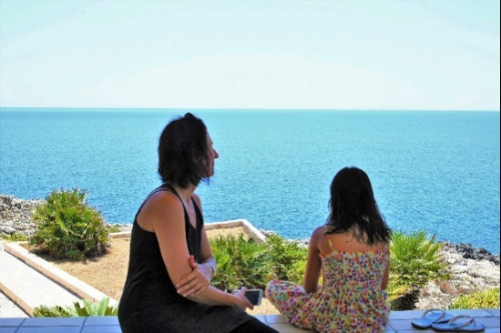 地中海を眺めるレナータさんと娘　シチリア人は泳ぎがとても上手だ