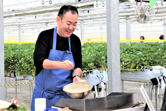 パンケーキを作る村岡氏。その前には大量のミガキイチゴを手にしたお客様が大行列だ。