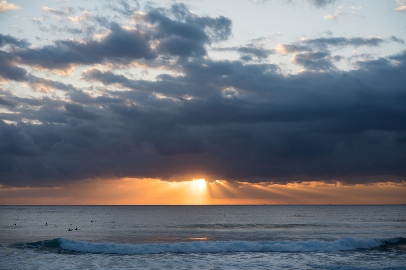 ［写真］今や台湾サーファーの聖地となった朝日が差す浜辺　この美しい景色と波のコンディションは多くの人を虜にする photo by DRAGONPRESS沼田孝彦