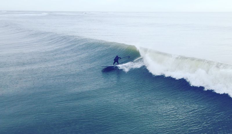 宮城県沖のうねり　Surfriderは岩佐 　photo by DRAGONPRESS沼田孝彦