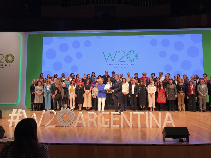 W20アルゼンチンのスサナ・バルボ議長（中央左手、青い服）は、マクリ大統領（その右隣）にW20共同宣言を直接手渡した。女性の視点でG20に政策提言した成果が首脳宣言の「ジェンダー主流化」という文言に表れている。（撮影／W20日本事務局）