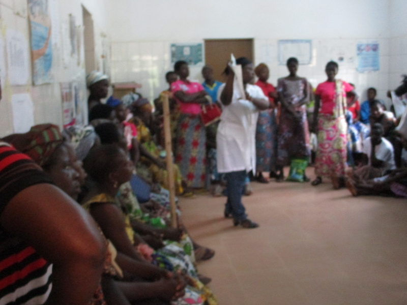 トーゴの村バガにある病院で子宮頸がん検査の説明を受ける女性たち。