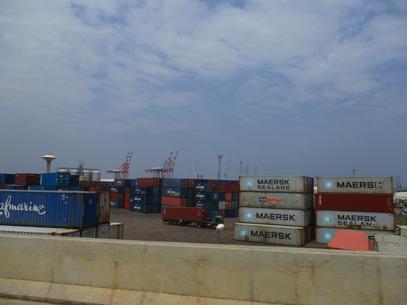 深い海、海賊に悩まされないこと等の好条件が重なり、トーゴの首都ロメの港は西アフリカの入り口として賑わう。