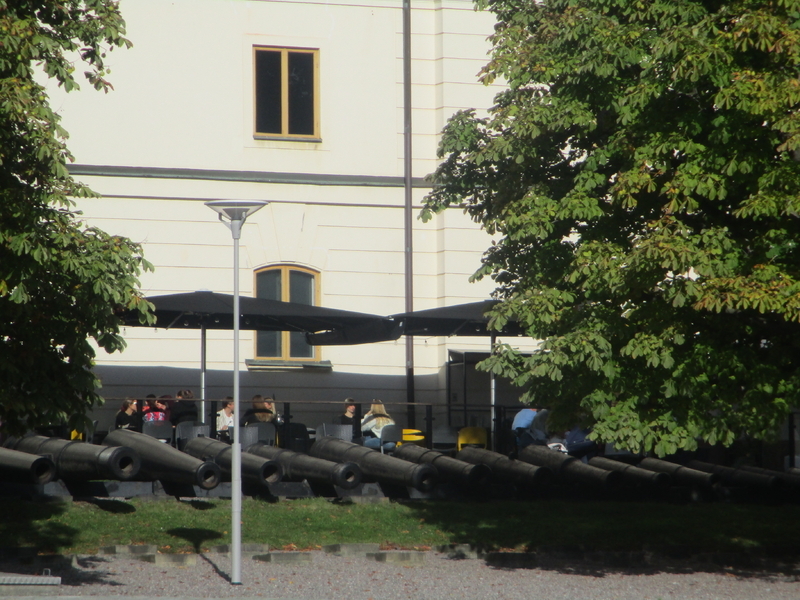 陸軍博物館前には大砲が並んでいる。