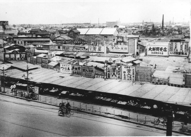 池袋駅東口に並ぶヤミ市（1948年撮影　東京都建設局提供）