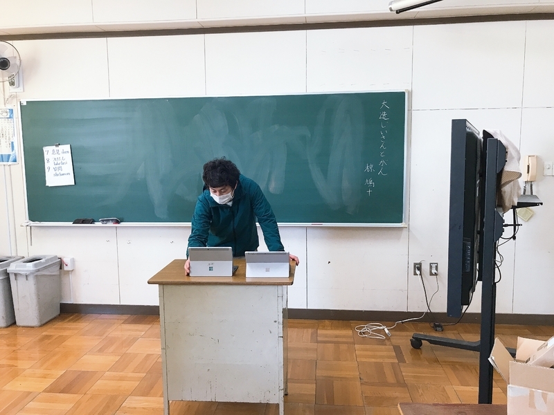 子どもがいない休校中の教室から授業を配信している(写真は同校提供)