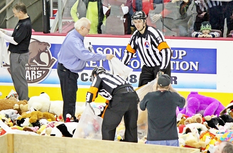 (Teddy Bear Toss Game at Giant Center/Photo: Jiro Kato)