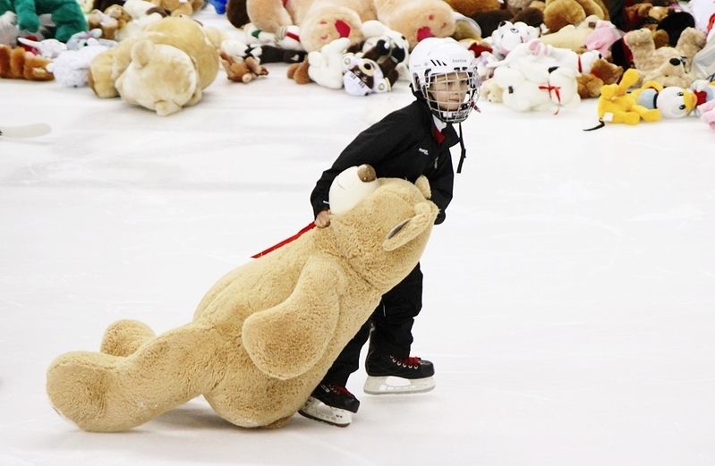 (Teddy Bear Toss Game at Giant Center/Photo: Jiro Kato)