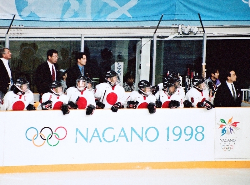 長野オリンピックでコーチを務めた八反田氏（一番右側／Photo:Jiro Kato)