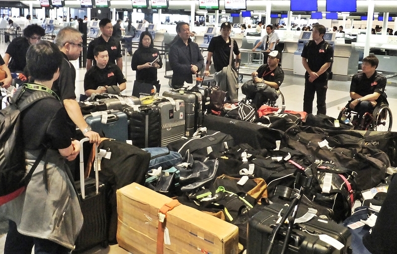 大きな荷物とともに決選の地へ向かう日本代表（photo : Jiro Kato）