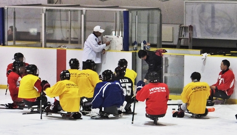 町井清コーチの練習メニューを真剣に聞く日本代表の選手たち（Photo:Jiro Kato）