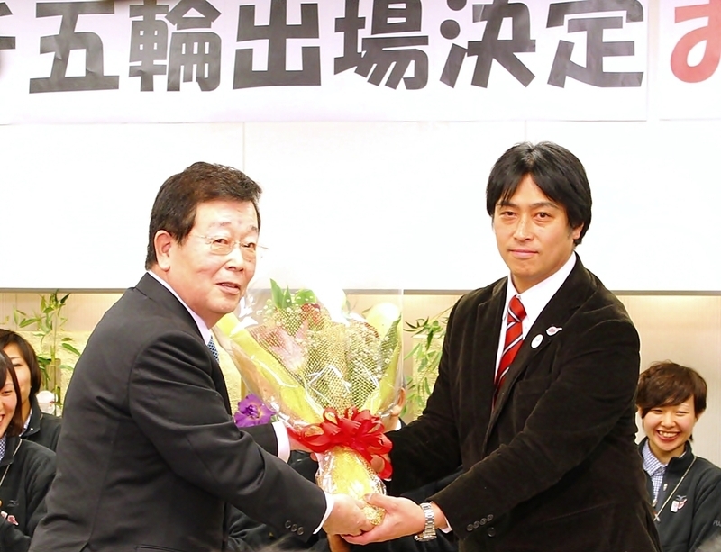 飯塚祐司監督（当時）や選手たちに祝福の花束が贈られた（Photo Jiro Kato）