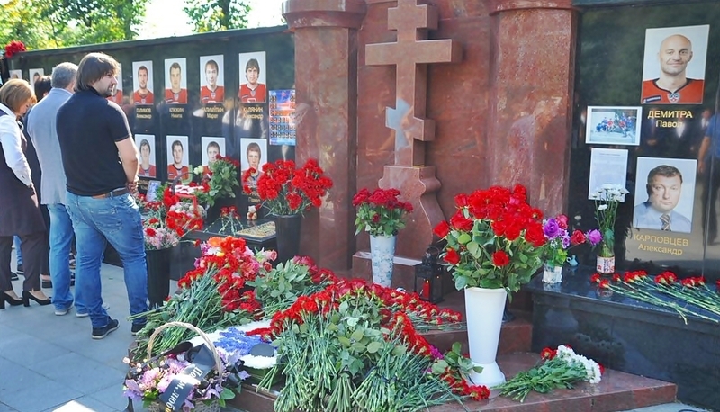 ７年前の航空機事故で亡くなった選手らを悼むヤロスラブリでの追悼セレモニー（Courtesy:@hclokomotiv）