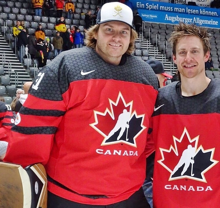 カナダ代表のチームメイトと並ぶバリー・ブラスト（左・Courtesy@mjhlhockey）