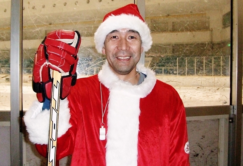 クリスマスシーズンの練習に、サンタクロースの衣装を着て指導（写真提供：信田憲司氏）