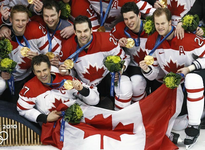 金メダルを手にしたカナダチーム
