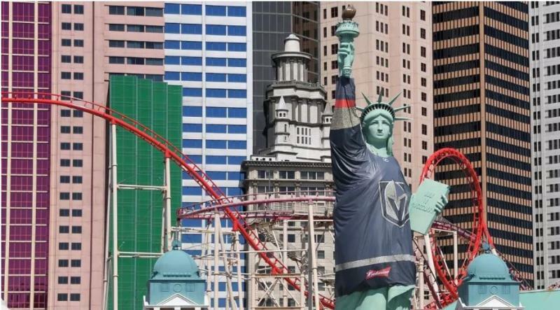 ベガスのジャージを着た、ホテル「ニューヨークニューヨーク」にある自由の女神像（LAtimes.com)