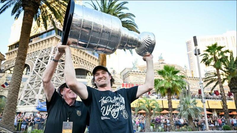 ラスベガスのホテル群を背景にカップを掲げるキャプテンのマーク・ストーン（NHL.com）