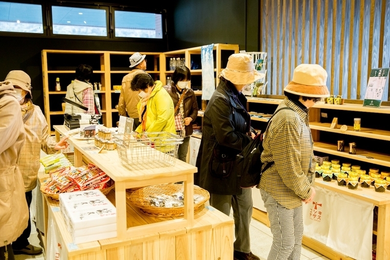 お土産品コーナーには甑島産のものだけを集めた。パンの販売は地元の人たちにも人気。