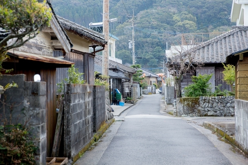 細い路地のめぐる里集落。丸石の「玉石垣」は甑島ならではの風景だが、今はまばらに。