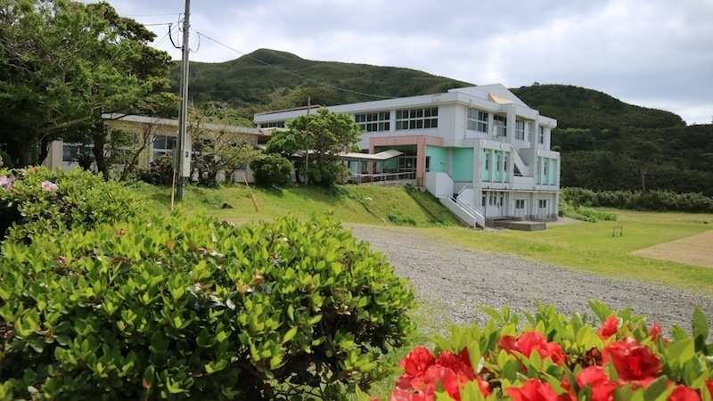 悪石島の小学校。未就学児が増えたため、昨年、保育園も新設された。