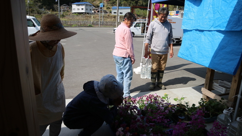  高知県佐川町の、多世代交流施設・集落活動センター前にて。野菜やお菓子、花など地産品の販売が行われ、地域経済の取り戻しに寄与。