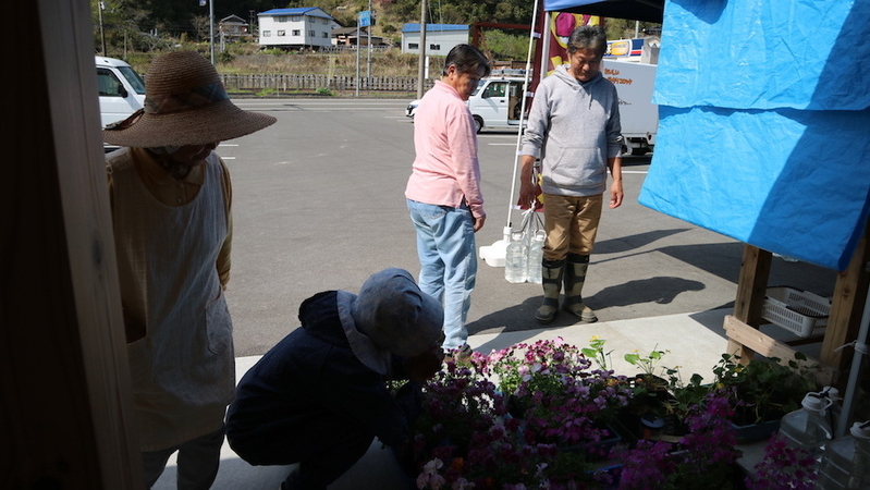 高知県佐川町の、多世代交流施設・集落活動センター前にて。野菜やお菓子、花など地産品の販売が行われ、地域経済の取り戻しに寄与。