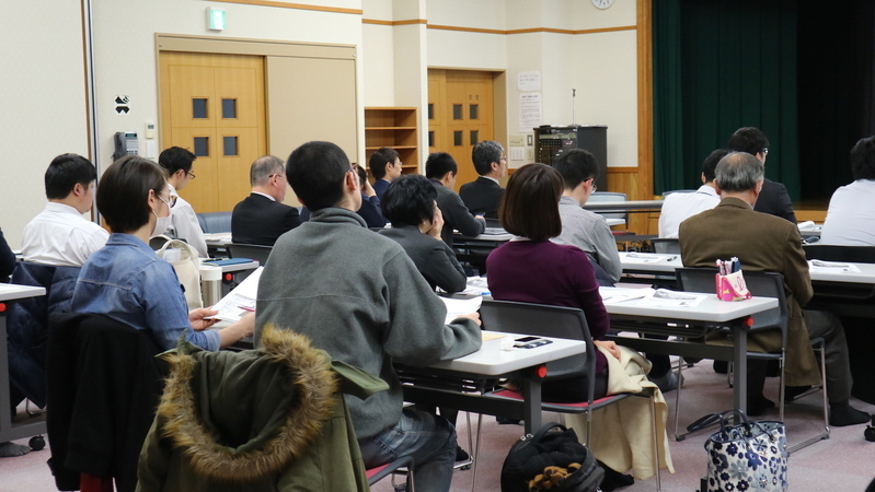 下川町にて、一年かけて行われた家計調査の報告会。藤山さんの話に熱心に耳を傾ける町民、役場職員