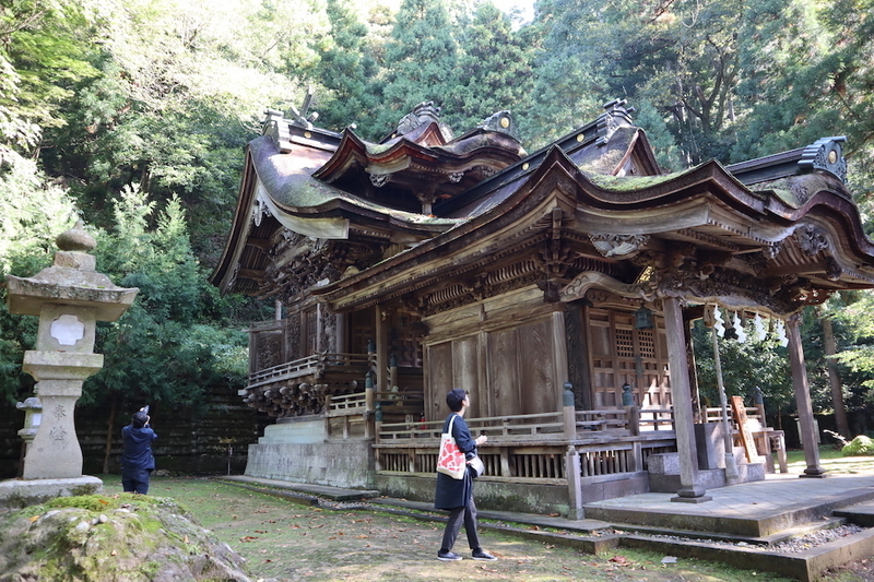  町のシンボルである、紙の神様をまつった大瀧神社を製紙所の方が案内してくれる短いツアーも（撮影：筆者）