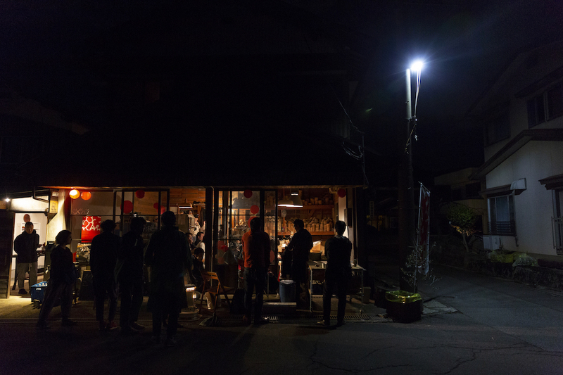 木地工房「ろくろ舎」に集まった人たちが、熱心に漆の映像を見ているところ（撮影：Tsutomu Ogino）