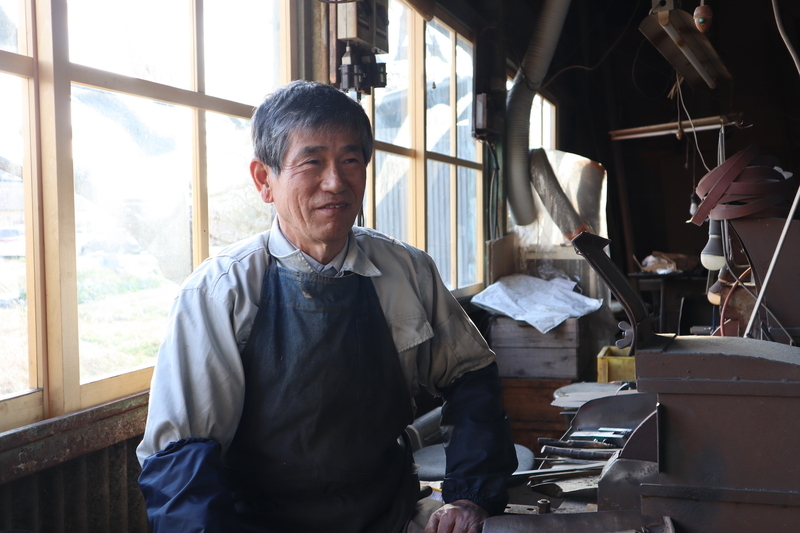 職人歴60年、握り鋏職人の水池長弥さん。日本で最後の一人と言われる技術の持ち主。現在75歳。