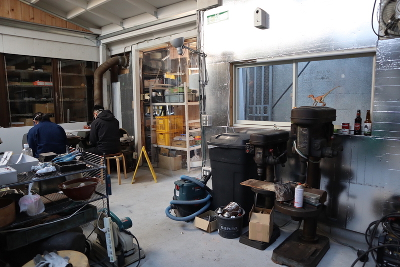 スタジオには、廃業した鍛冶職人から譲り受けた古い機械や、自分たちで手づくりした機材も。