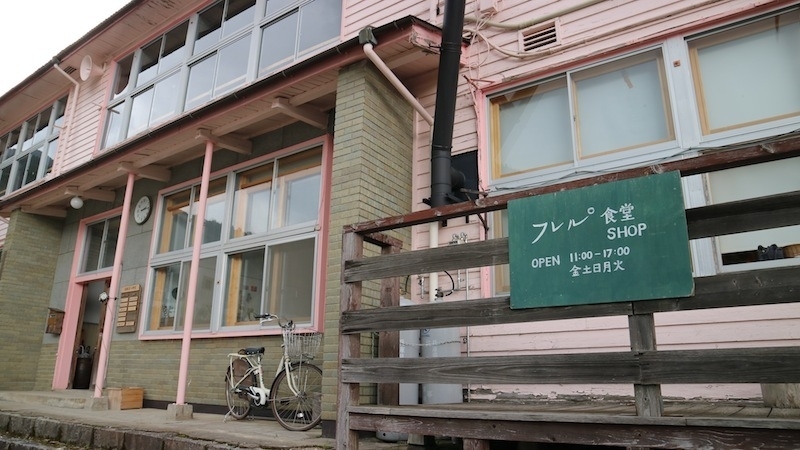 岡山県西粟倉村の「森の学校」。中には小さな起業を実践する人たちの事務所やギャラリーが並ぶ。（筆者撮影）