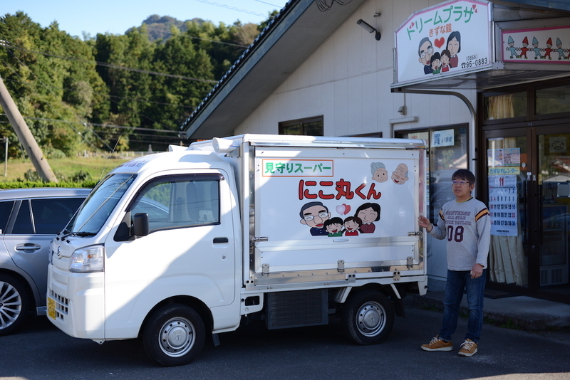 注文受けたものを届けるだけでなく、惣菜やお刺身など品揃えして選んでもらう形式。