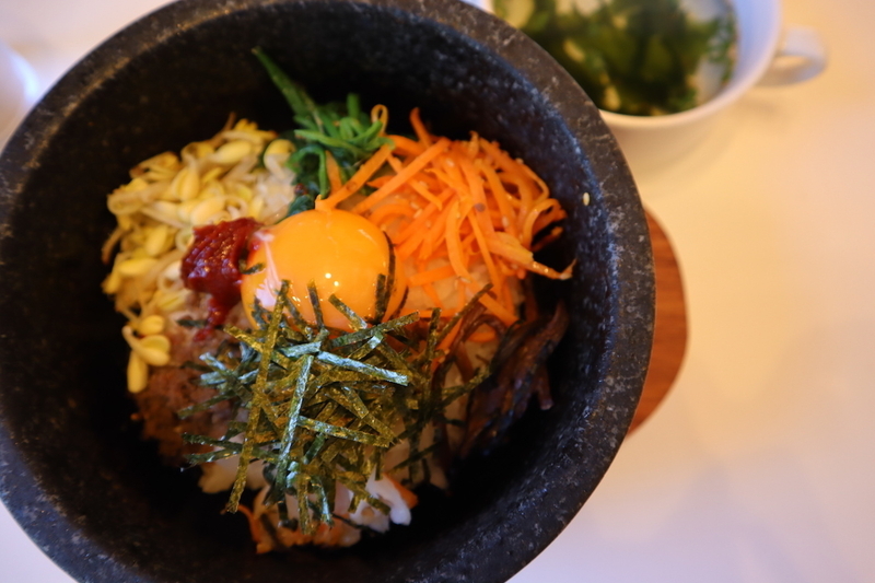 韓国料理レストランで食べられるビビンバ。