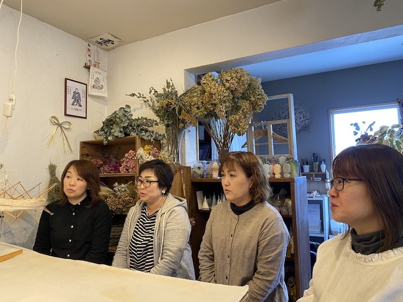 左からラフシオンの甲谷由美さん、Jimipanの赤間有美子さん、ハーバリウム「ILO KUUKA」の加賀麻紀さん、ランプラスの平川綾さん。