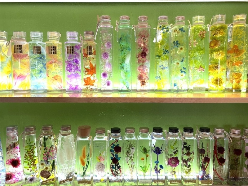 ハーバリウムとは植物標本の意味で、観賞目的で制作された植物のガラス瓶入りのインテリア品。
