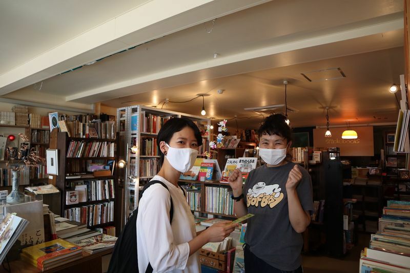 左がomusubi不動産スタッフの原田恵さん、右は「smokebooks」の北澤友子さん。omusubi不動産の仲介でこちらの物件を借りているsmokebooksの店内にて。（筆者撮影）