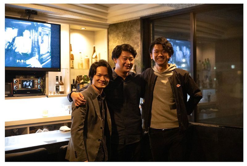 元のバー「bar gifter」オーナー(左)と承継者「日南酒造会館」の2人