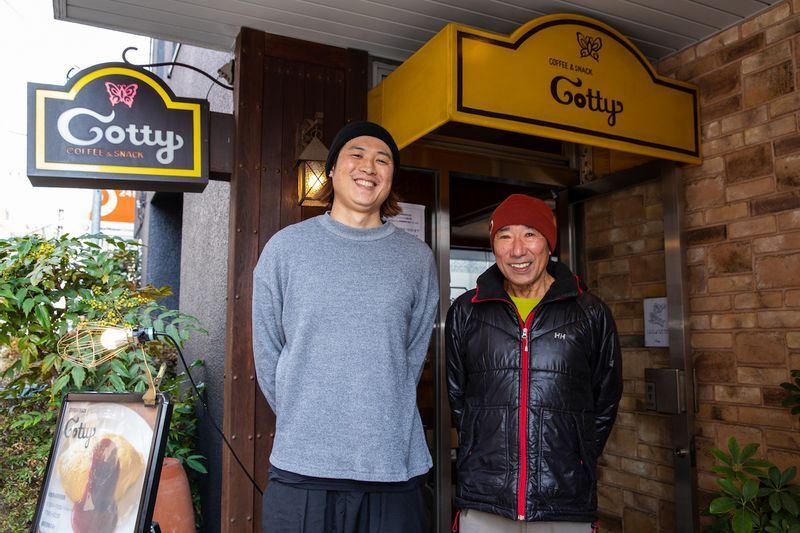 こちらはrelay上のマッチング案件ではないが、さまざまな承継の形としてrelayに掲載されている事例。福岡市中央区で34年間続いた喫茶店『Cotty(コティ)』の初代オーナー(右)と店を継いだ新オーナー(左)