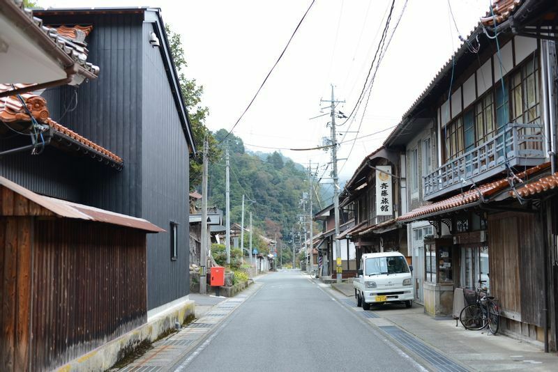 島根県邑南町（おおなんちょう）、300人ほどが暮らす阿須那（あすな）地区のまちなみ（筆者撮影）