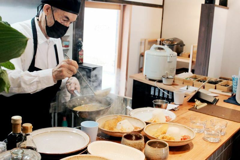 12月に訪れた際には、「CHIKYU MASALA」という東京で有名なカレー店を営むフードディレクターのエドワード・ヘイムスさんが、厨房に立ち、温泉津ならではのカレーをふるまっていた。（筆者撮影）